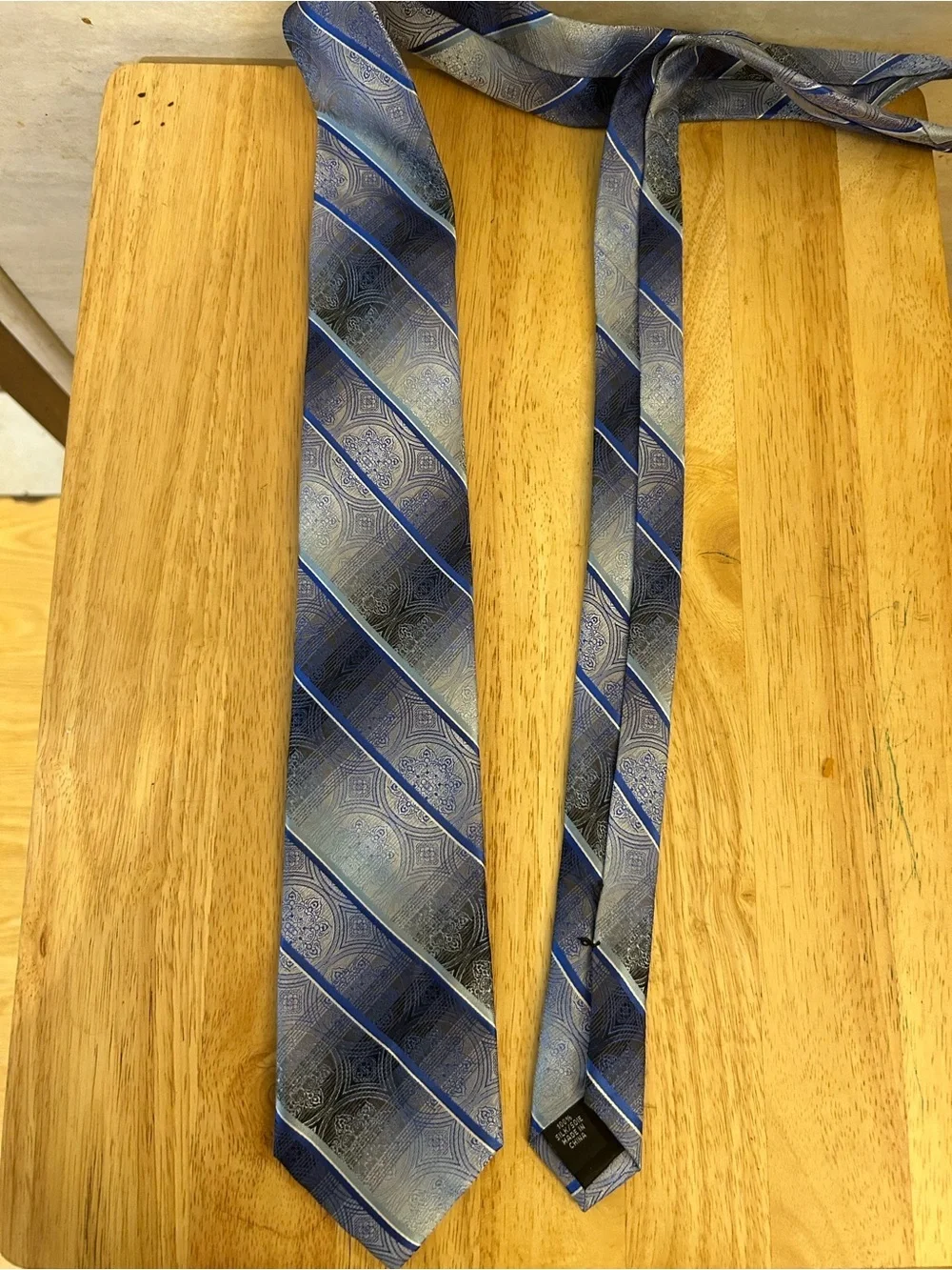NWT- Van Heusen BIG MEDALLION STRIPE 100% Silk